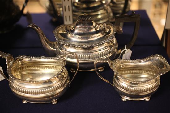 An Edwardian three piece silver tea set, gross 37.5 oz.